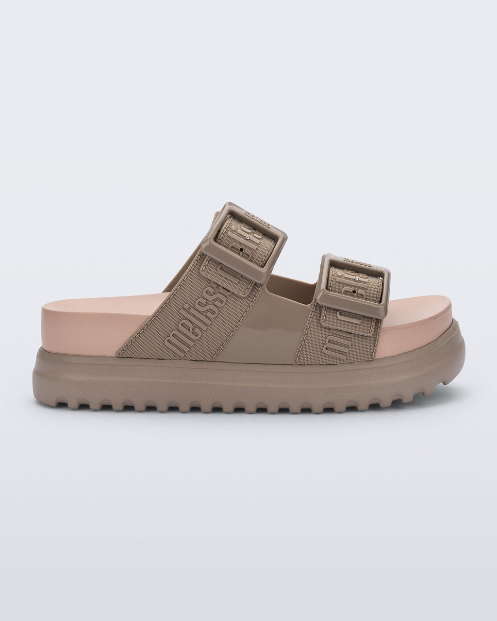 Orijinal Melflex yapısıyla Melissa Cozy M-Lover bej kadın platform terlik yan profil ve tırtıklı taban detayı