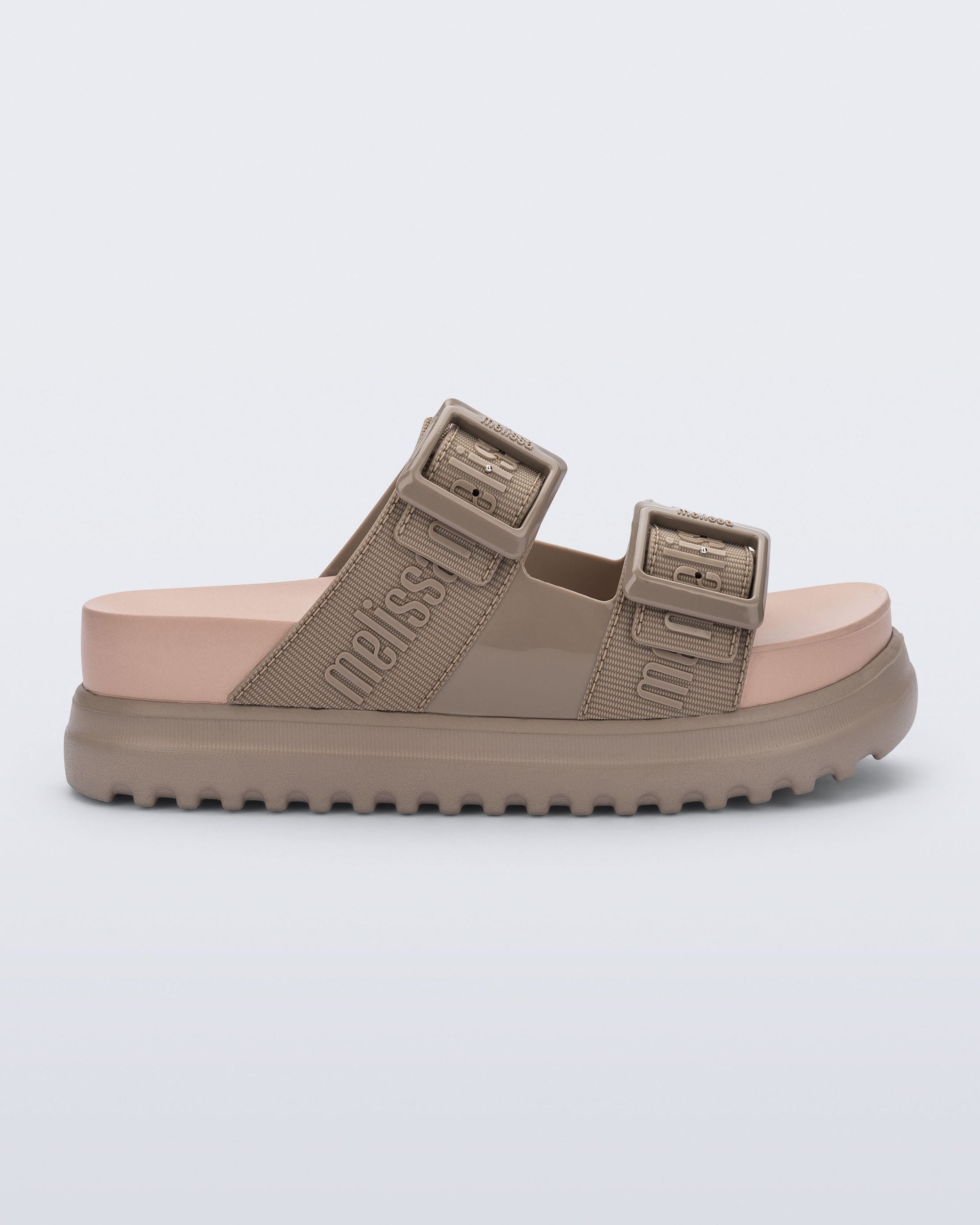 Orijinal Melflex yapısıyla Melissa Cozy M-Lover bej kadın platform terlik yan profil ve tırtıklı taban detayı