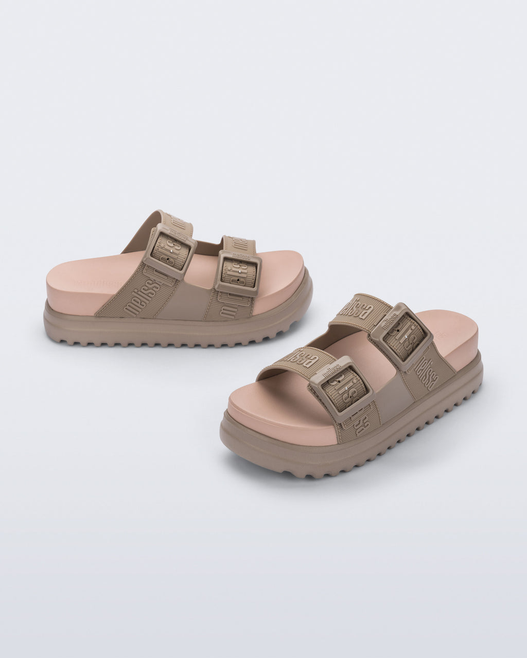 Melissa Cozy M-Lover Platform bej renkli kalın tabanlı çift tokalı logolu kadın terlik çapraz görünüm