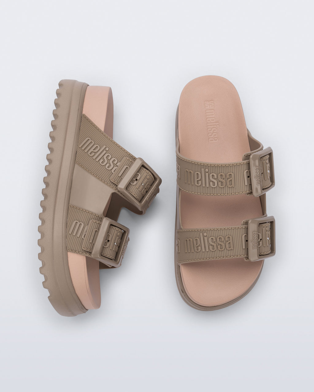 Logolu geniş bantları ve dokulu EVA iç tabanıyla Melissa Cozy M-Lover bej kadın platform terlik üstten görünüm