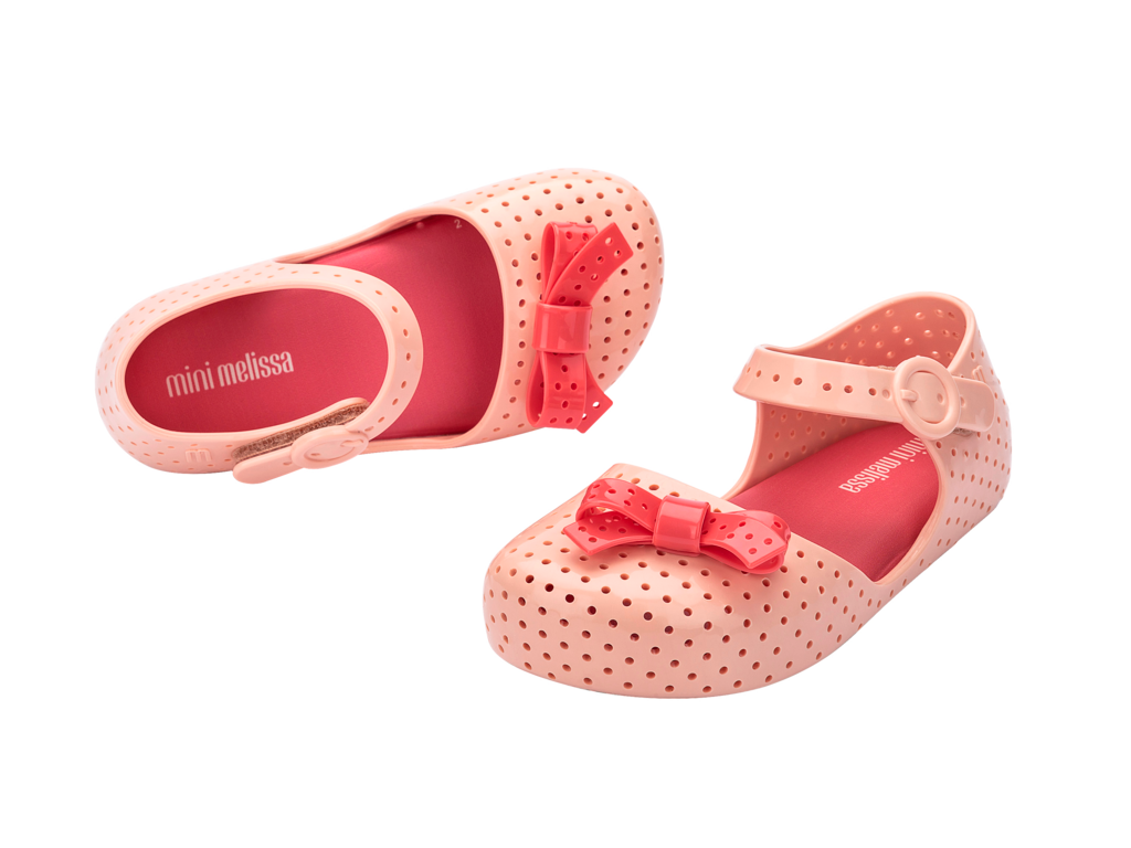 Mini Melissa Furadinha Pop BB bej kırmızı çocuk ayakkabı çapraz görünüm, sevimli fiyonk ve şık günlük kullanım detayı