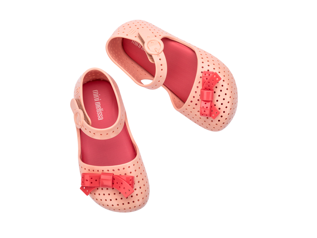 Mini Melissa Furadinha Pop BB bej kırmızı çocuk ayakkabı üstten görünüm, delikli nefes alabilir tasarım ve kırmızı fiyonk detayı