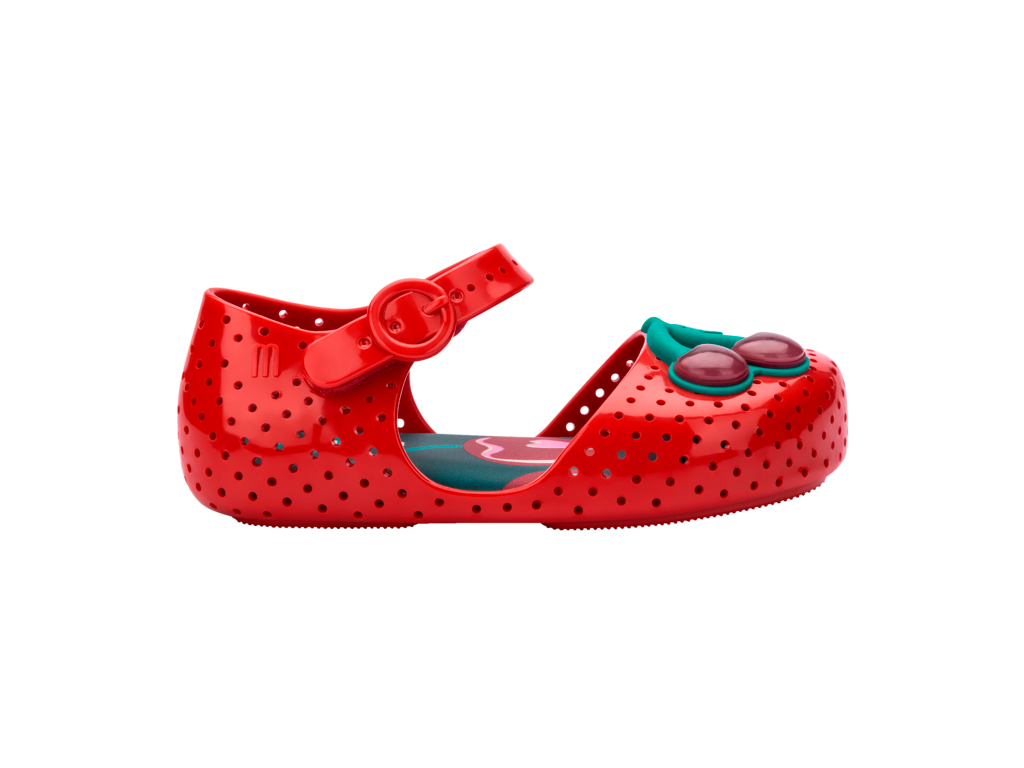 Mini Melissa Furadinha Cherry BB kırmızı kiraz detaylı kız çocuk ayakkabısı – yan görünüm, çıt çıtlı bant ve nefes alan delikli yapıyla yazlık kullanım