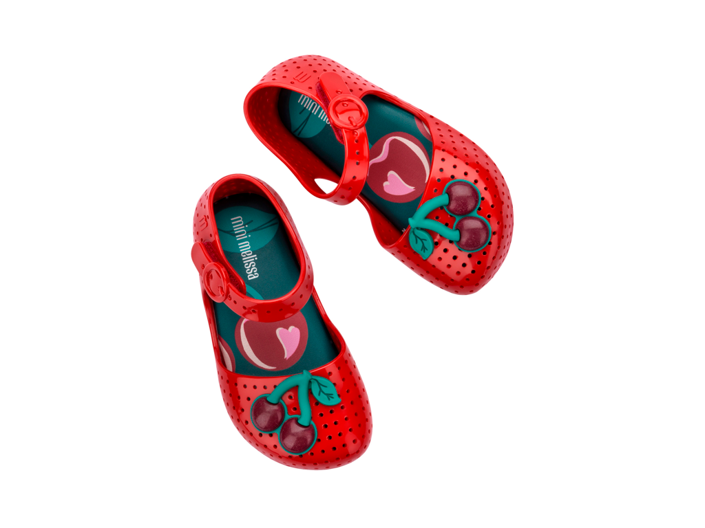 Mini Melissa Furadinha Cherry BB kırmızı kirazlı çocuk ayakkabı – üstten görünüm, perforajlı nefes alabilir tasarım ve kiraz detaylı burun süslemesi