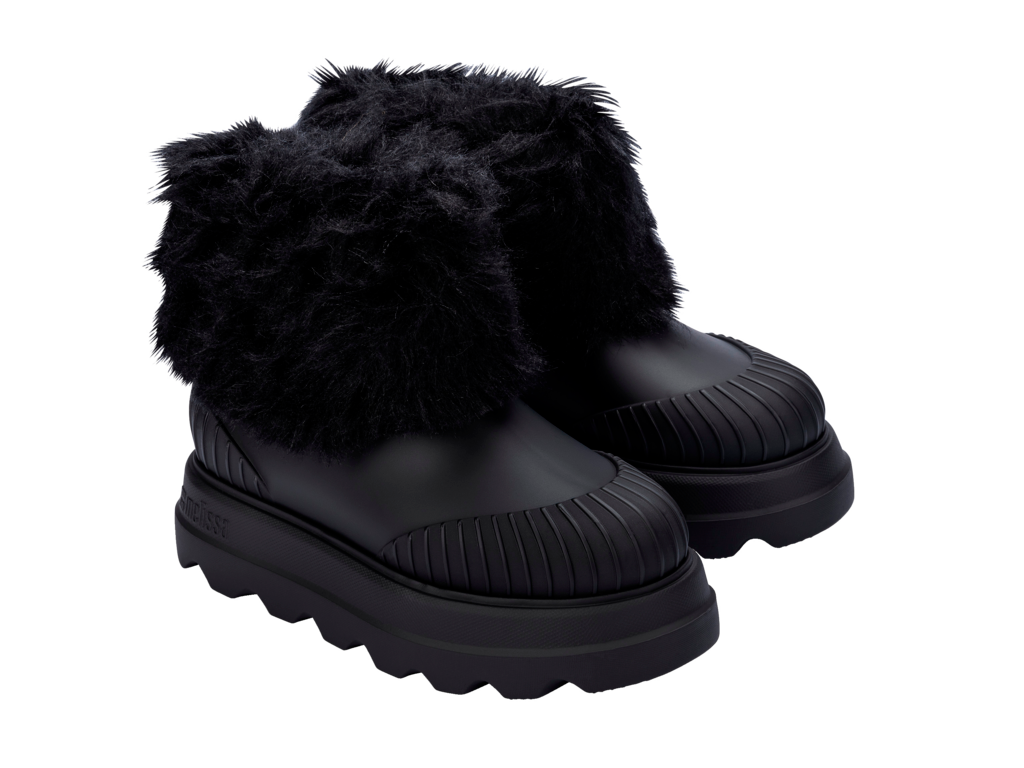 Siyah Melissa Warm Boot çift olarak önden eğik açıyla, kürk astar detayı ve kalın taban görünümüyle.