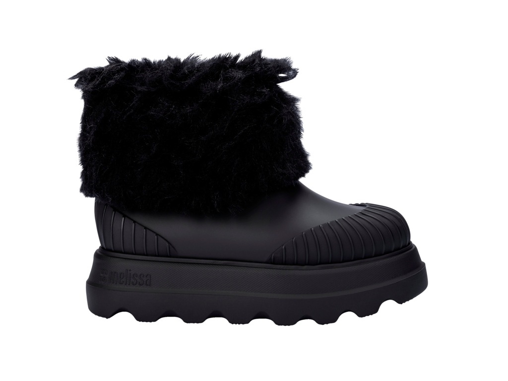 Siyah Melissa Warm Boot yandan görünüm, mat gövde ve kalın dişli taban vurgusu.