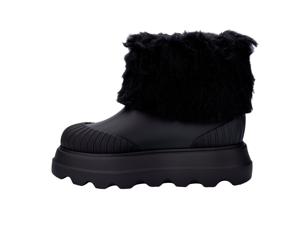Siyah Melissa Warm Boot diğer yandan görünüm, kürk astarın kabarık yapısı öne çıkıyor.
