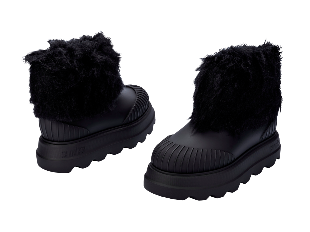 İki siyah Melissa Warm Boot çapraz açıyla, taban deseni ve üst kürk dokusu belirgin şekilde.