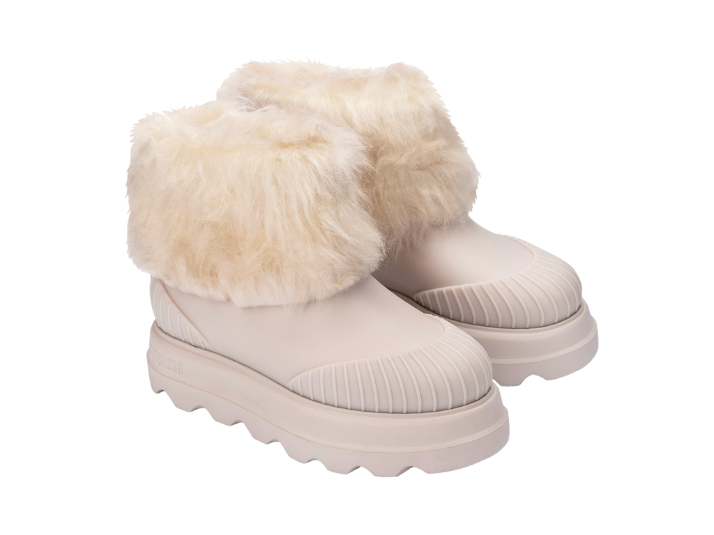 Melissa Warm Boot bej kadın kışlık bot – çift açıdan önden görünüm, yumuşak kürklü üst kısım ve dalgalı taban detayı ile sıcak ve şık tasarım.