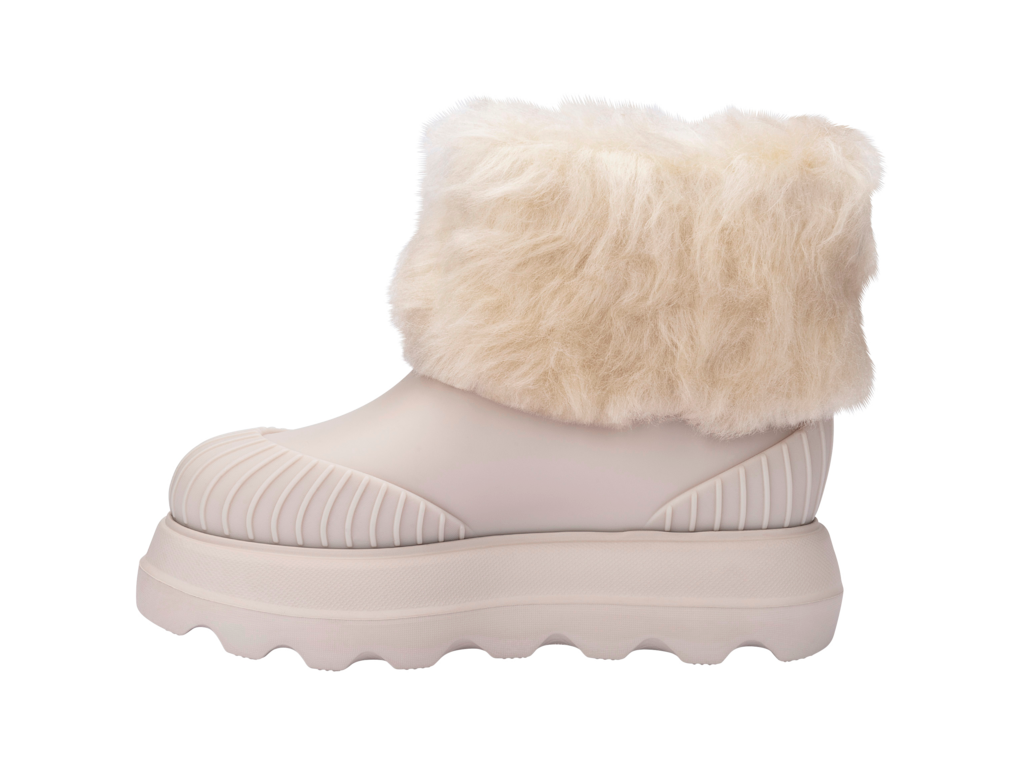 Melissa Warm Boot bej kadın bot – sol profil görünüm, kürklü bilek detayı ve dayanıklı Melflex PVC gövde.