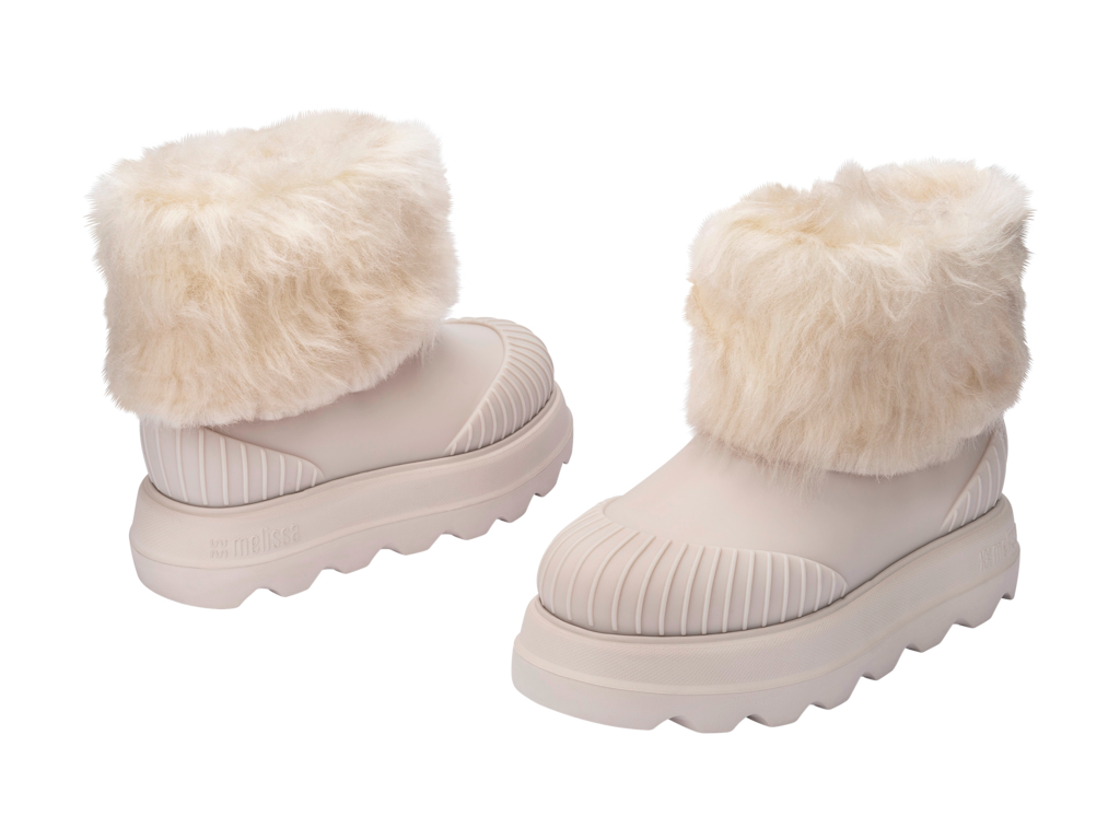 Melissa Warm Boot bej kadın bot – arka üç çeyrek açı, bileğe kadar uzanan kürk detay ve şık kavisli taban yapısı.