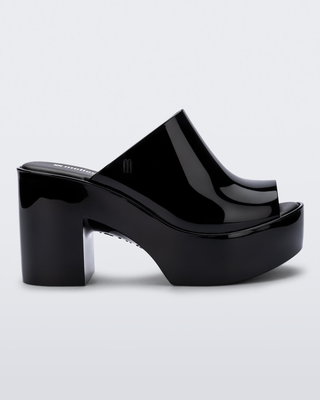 “Melissa Mule Hype siyah kadın topuklu terlik – parlak yüksek platform mule modeli, yan görünüm”