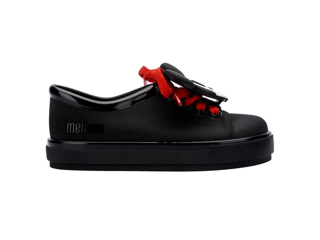 Kolay temizlenen Mini Melissa siyah çocuk ayakkabısı, dayanıklı ve uzun ömürlü kullanım için ideal.