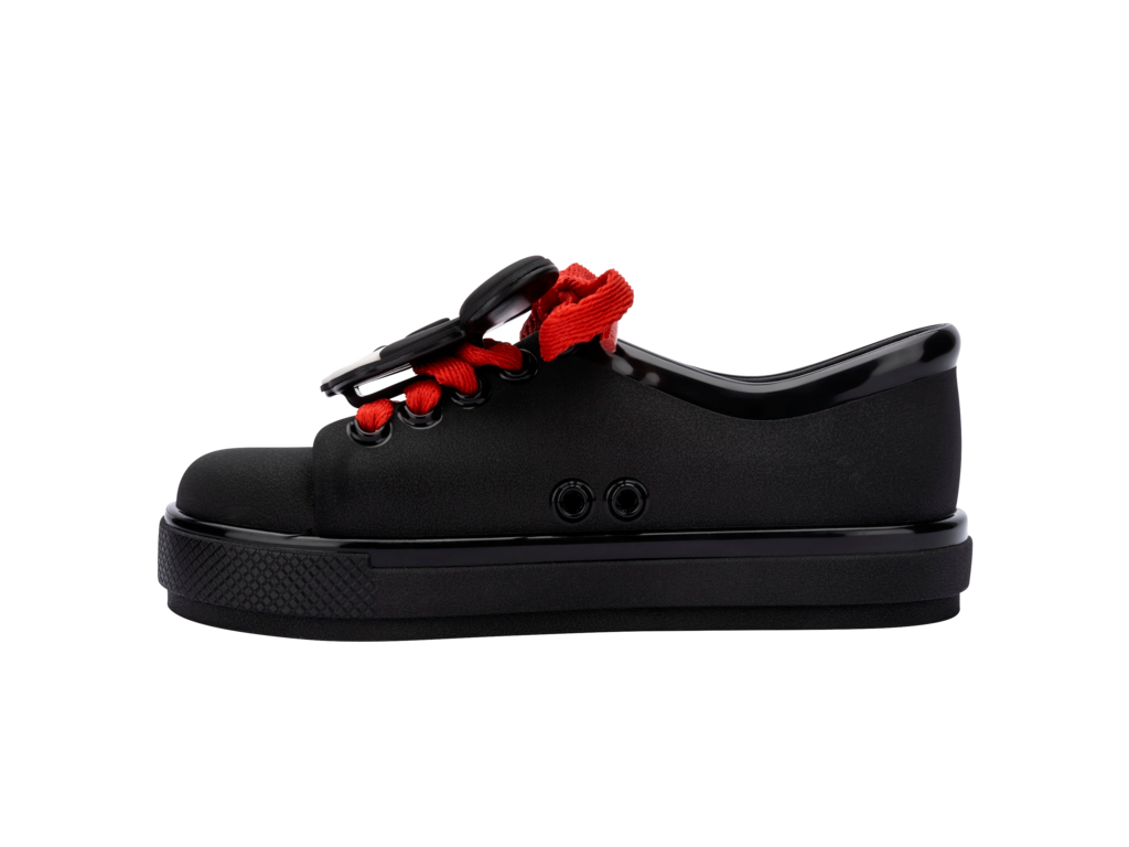 Mini Melissa siyah çocuk ayakkabısı, çıkarılabilir Mickey figürü ile iki farklı tarzda kullanılabilir.