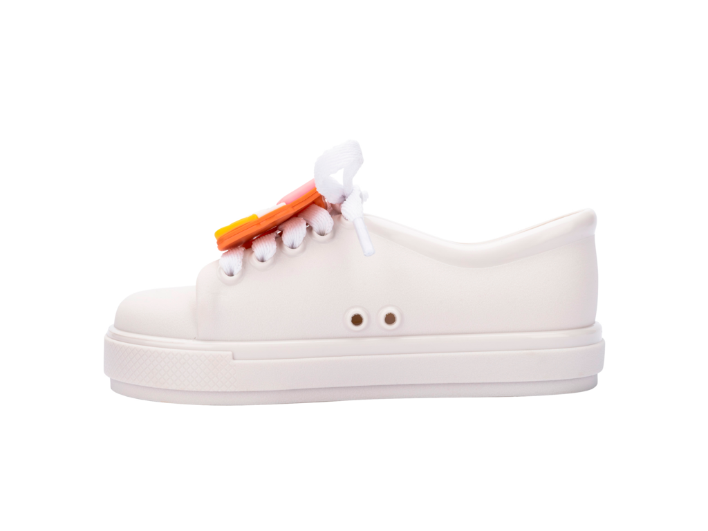 Mini Melissa çocuk ayakkabısı, çıkarılabilir Mickey figürü ile iki farklı tarzda kullanıma uygun.