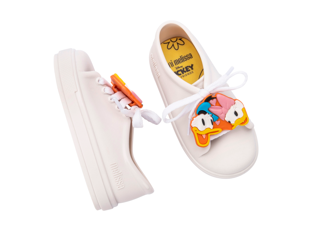 Beyaz çocuk ayakkabısı, Mini Melissa Mickey tasarımlı, hafif ve yumuşak tabanlı rahat kullanım.