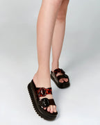 Melissa Cozy Platform Black/Tortoise kadın platform terlik manken ayağı yakın çekim – ayarlanabilir çift tokalı tasarım
