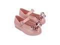 Mini Melissa Sweet Love Glam BB pembe metalik fiyonklu çocuk ayakkabı çift çapraz görünüm – parlak pembe babet, metalik fiyonk ile zarif ve modern stil
