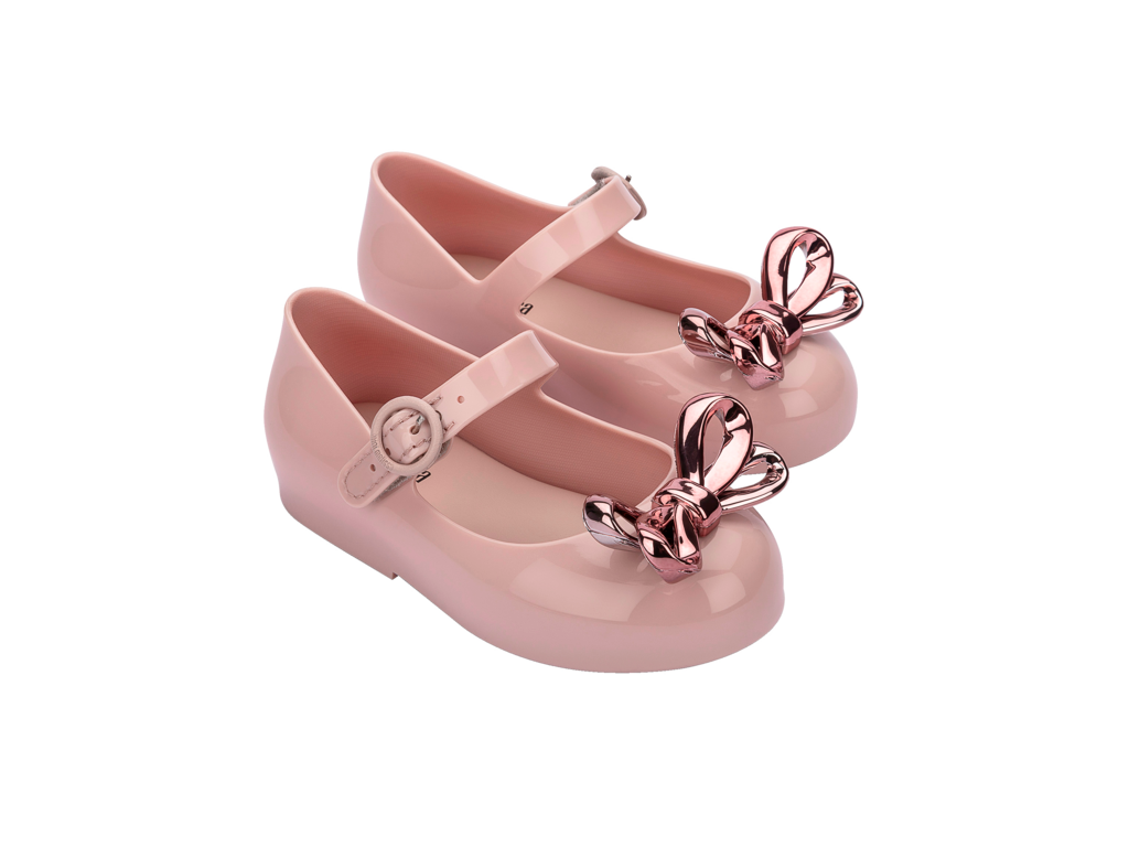 Mini Melissa Sweet Love Glam BB pembe metalik fiyonklu çocuk ayakkabı çift çapraz görünüm – parlak pembe babet, metalik fiyonk ile zarif ve modern stil