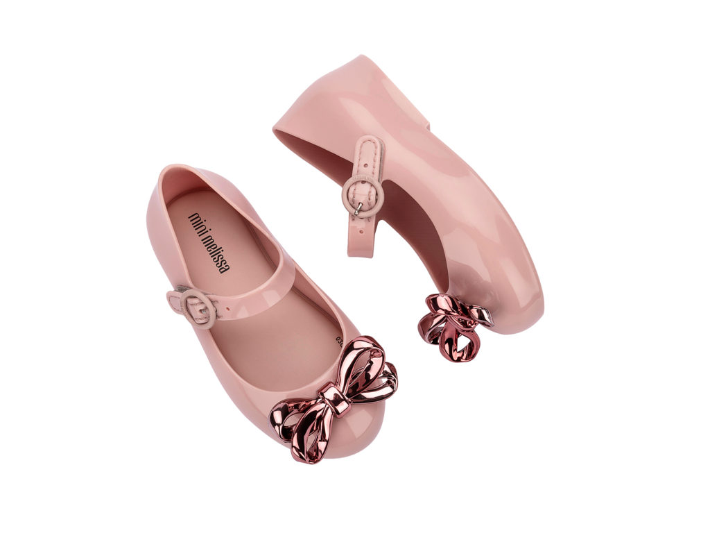 Mini Melissa Sweet Love Glam BB pembe metalik fiyonklu çocuk ayakkabı üstten görünüm – parlak pembe babet, metalik fiyonk detaylı, günlük ve özel gün kombinleri için şık seçenek