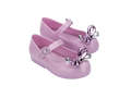 Mini Melissa Sweet Love Glam BB lila metalik fiyonklu çocuk ayakkabı çift çapraz görünüm – parlak lila babet, metalik fiyonk detayı ile zarif ve sofistike stil