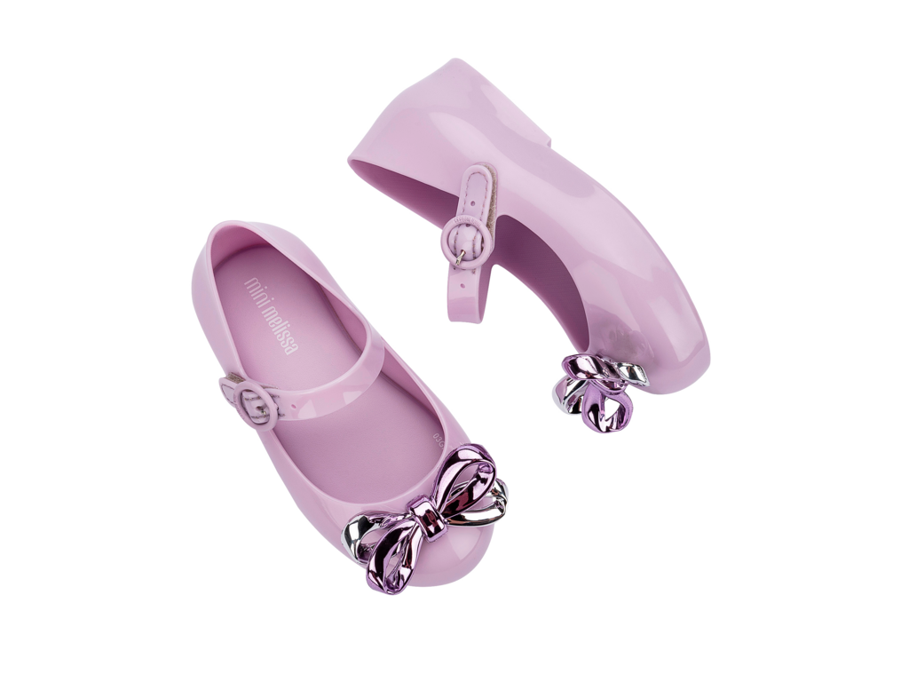 Mini Melissa Sweet Love Glam BB lila metalik fiyonklu çocuk ayakkabı üstten görünüm – parlak lila babet, metalik fiyonk detaylı, özel gün ve günlük şık kombinlere uygun