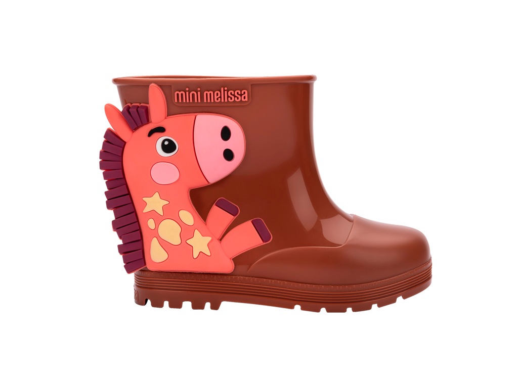 Mini Melissa Welly Wonderland BB kahverengi çocuk yağmur çizmesi – yandan görünüm – yan kısımda büyük pony figürü ve yıldız desenli, EVA tabanlı konforlu çizme