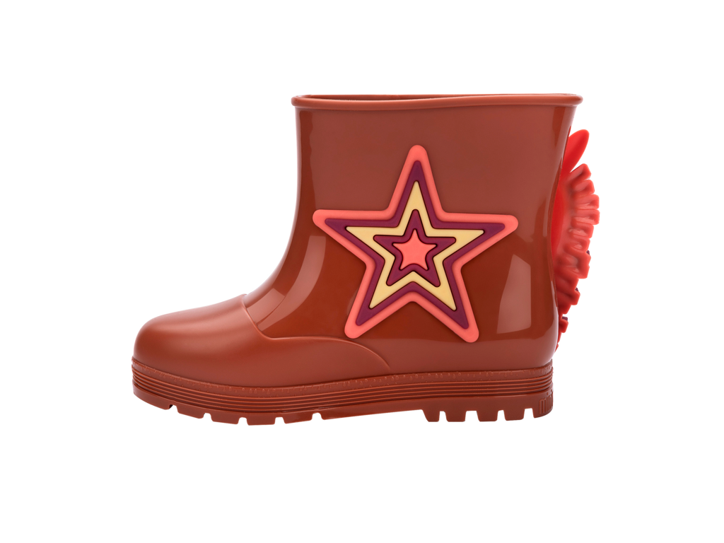 Mini Melissa Welly Wonderland BB kahverengi çocuk yağmur çizmesi – yandan görünüm – yan kısımda renkli yıldız aplikesi, su geçirmez ve kaymaz tabanlı tasarım