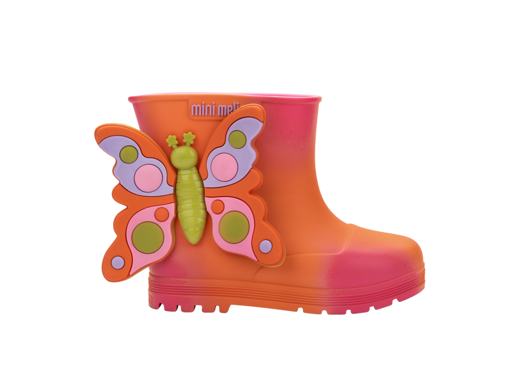 Mini Melissa Welly Wonderland BB yan görünüm – Riki Baby&Kids, pembe turuncu renkli, 3D kelebek aplikeli kız çocuk yağmur çizmesi.