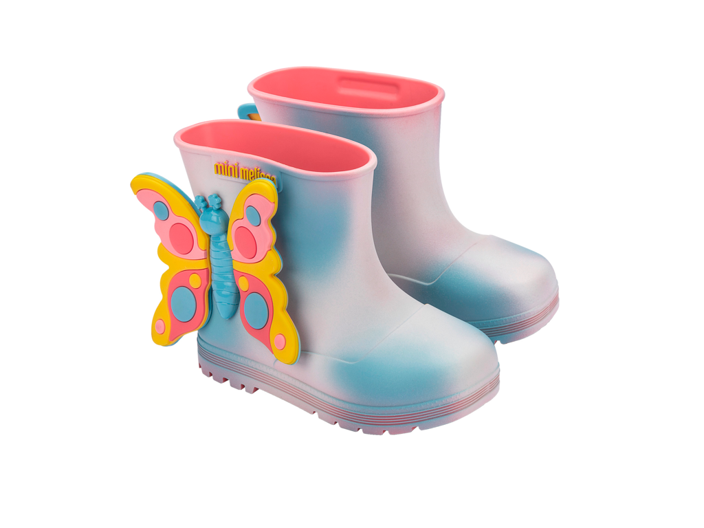 Mini Melissa Welly Wonderland BB pembe mavi yağmur çizmesi – iki çizme önden yan yana, renk geçişli ve 3D kelebek aplikeli.