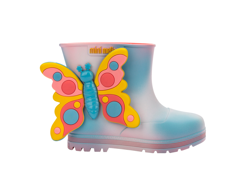 Mini Melissa Welly Wonderland BB pembe mavi yağmur çizmesi – yandan görünüm, 3D kelebek figürü ile masalsı görünüm.