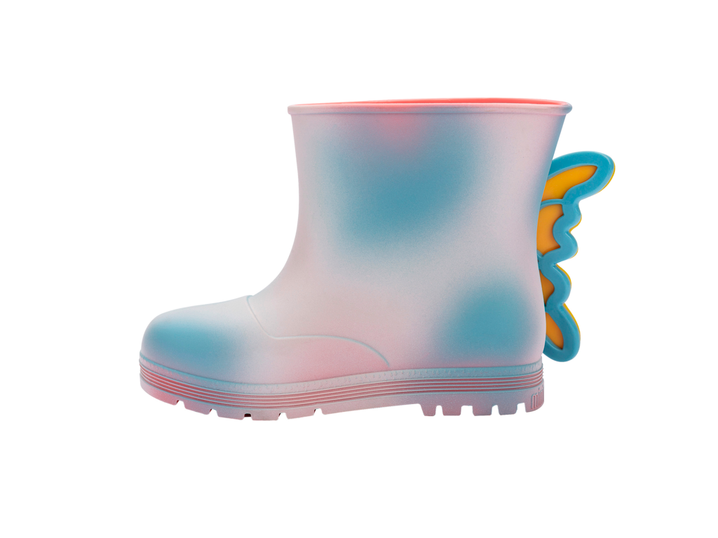 Mini Melissa Welly Wonderland BB pembe mavi yağmur çizmesi – arka yandan görünüm, pastel tonlar ve kelebek kanadı detayı.