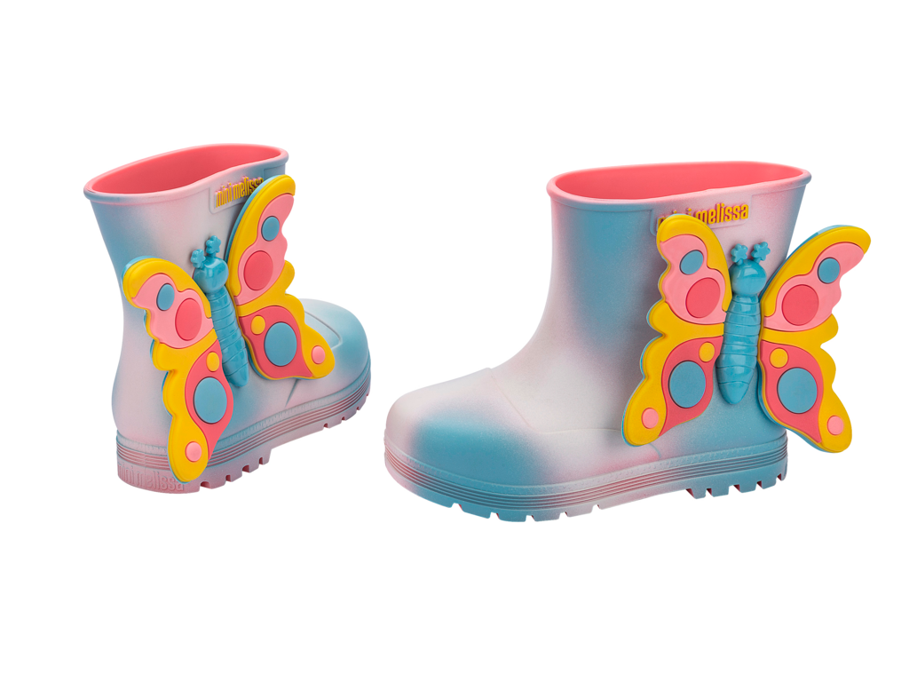 Mini Melissa Welly Wonderland BB pembe mavi yağmur çizmesi – çift görünüm, 3D kelebek aplikeli, çocuklar için renkli ve eğlenceli tasarım.