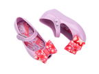 Mini Melissa Ultragirl Wonderland BB lila pembe fiyonklu çocuk ayakkabı – üstten görünüm, canlı pembe detaylı fiyonk, renkli iç taban desenli, pratik cırt cırt bantlı model