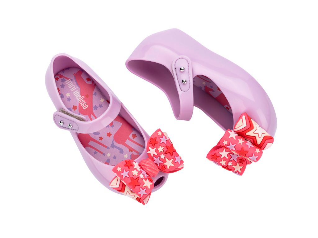 Mini Melissa Ultragirl Wonderland BB lila pembe fiyonklu çocuk ayakkabı – üstten görünüm, canlı pembe detaylı fiyonk, renkli iç taban desenli, pratik cırt cırt bantlı model