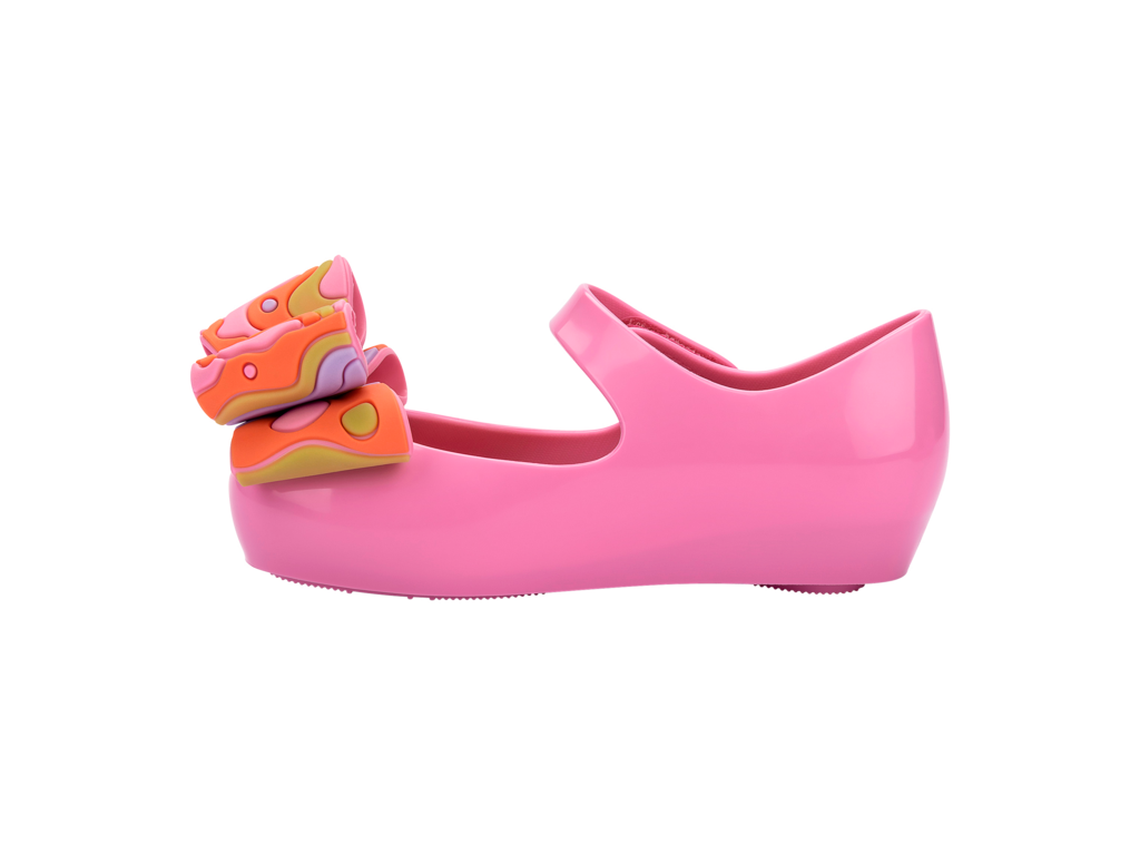 Mini Melissa Ultragirl Wonderland BB pembe çocuk ayakkabı – sol yan görünüm, renkli desenli iç taban, modern ve sevimli görünüm