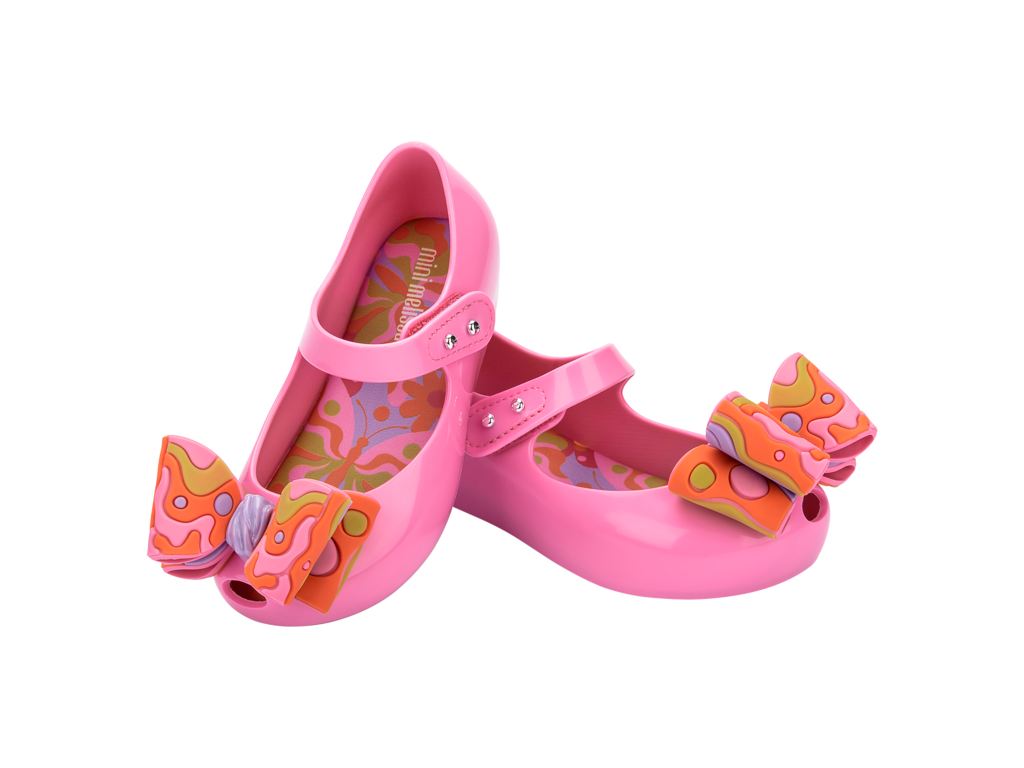 Mini Melissa Ultragirl Wonderland BB pembe çocuk ayakkabı – önden çapraz görünüm, turuncu çok renkli fiyonk detaylı, kız çocukları için şık babet modeli