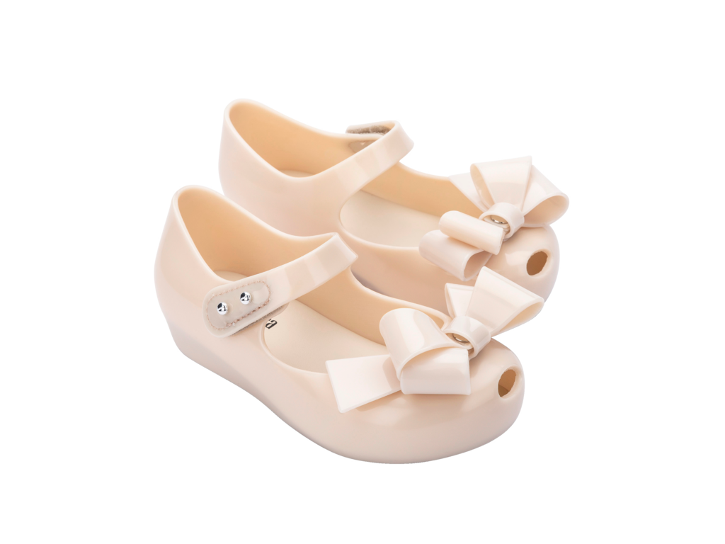 Mini Melissa Ultragirl Classy BB bej çocuk babet, çift ayakkabı çapraz görünümü – minimal bej rengi, zarif fiyonk tasarımı, kız çocuk kombinlerinde sade ve şık duruş.