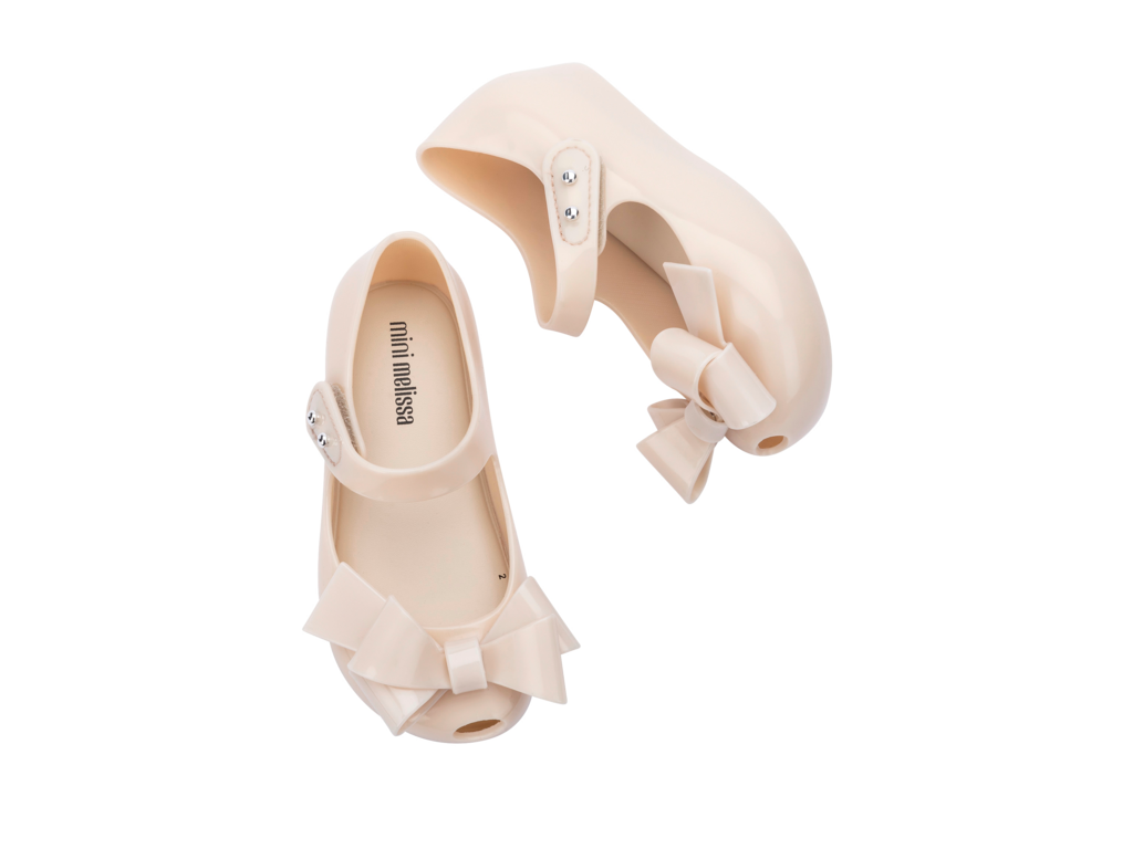 Mini Melissa Ultragirl Classy BB bej fiyonklu çocuk ayakkabı, üstten görünüm – sade bej ton, önde büyük fiyonk detayı, günlük ve özel gün kombinleri için şık babet.