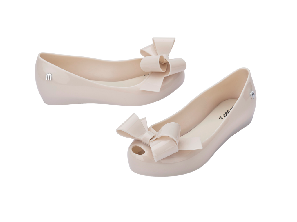 Mini Melissa bej çocuk balerin ayakkabı çifti, önden görünüm, büyük fiyonk ve modern peep toe tasarımlı