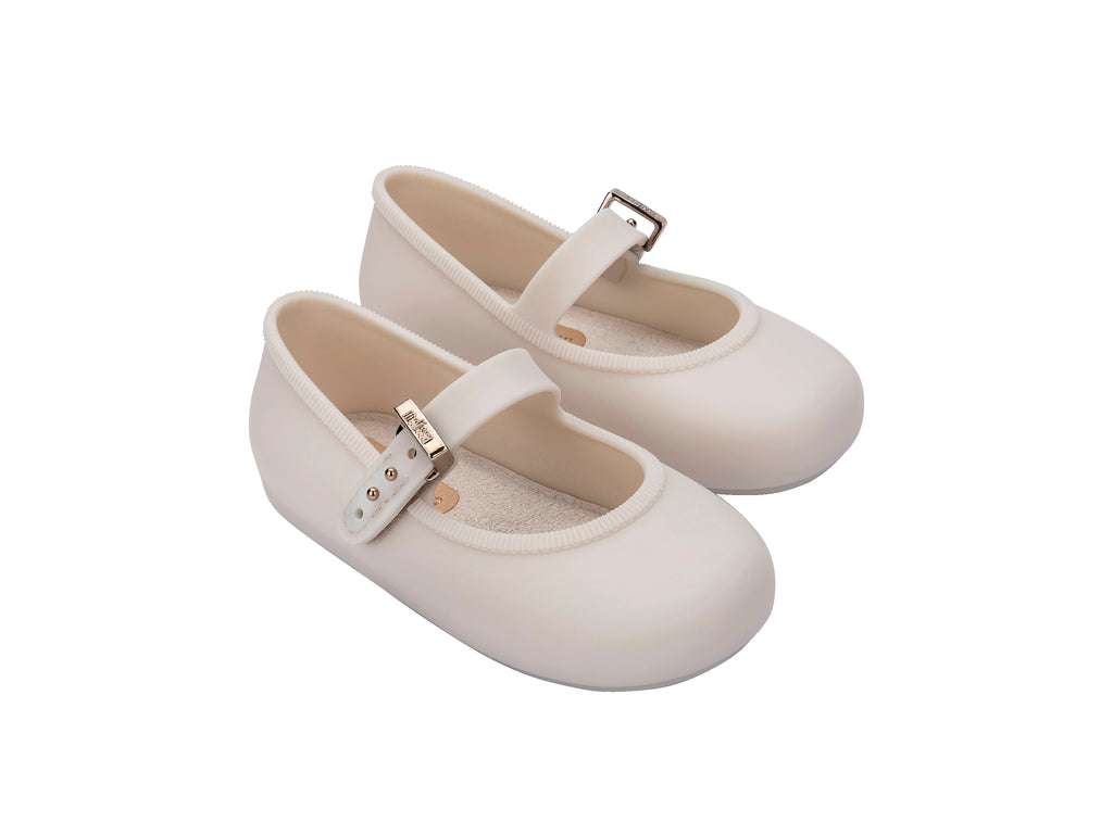 Mini Melissa Soft Ballerina BB bej çocuk balerin ayakkabı çift görünüm, konforlu taban ve modern şıklık, rahat giydirme özelliği
