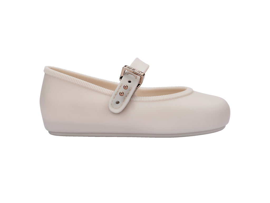Mini Melissa Soft Ballerina BB bej çocuk balerin ayakkabı yandan görünüm, tokalı bant detayı ve sade tasarım, günlük ve özel gün kombinlerine uygun
