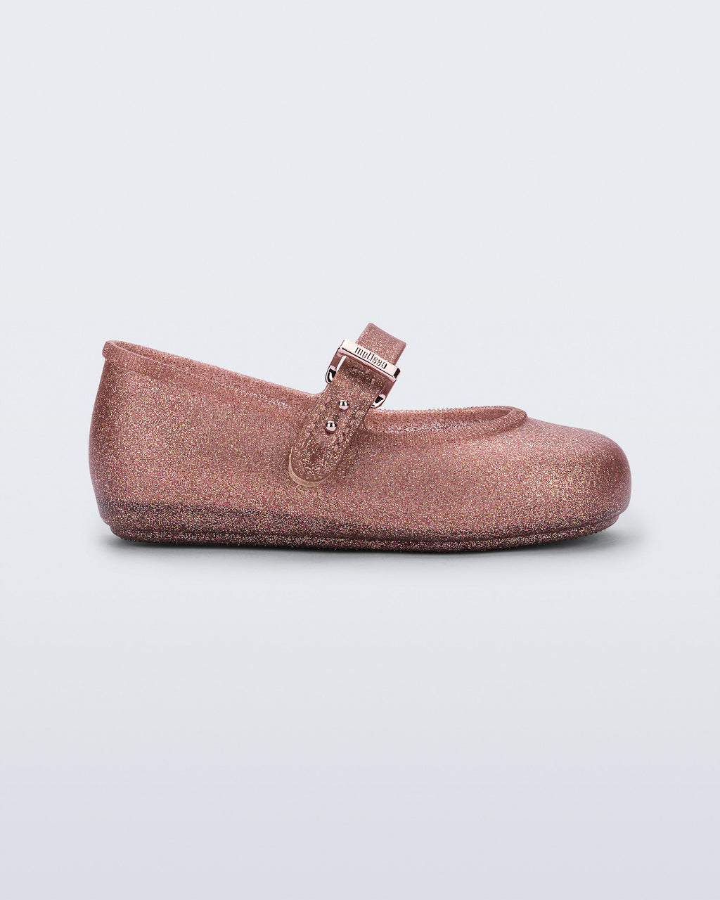 Mini Melissa Soft Ballerina simli rose gold babet, metalik tokalı kayışıyla yan açıdan görünüyor.
