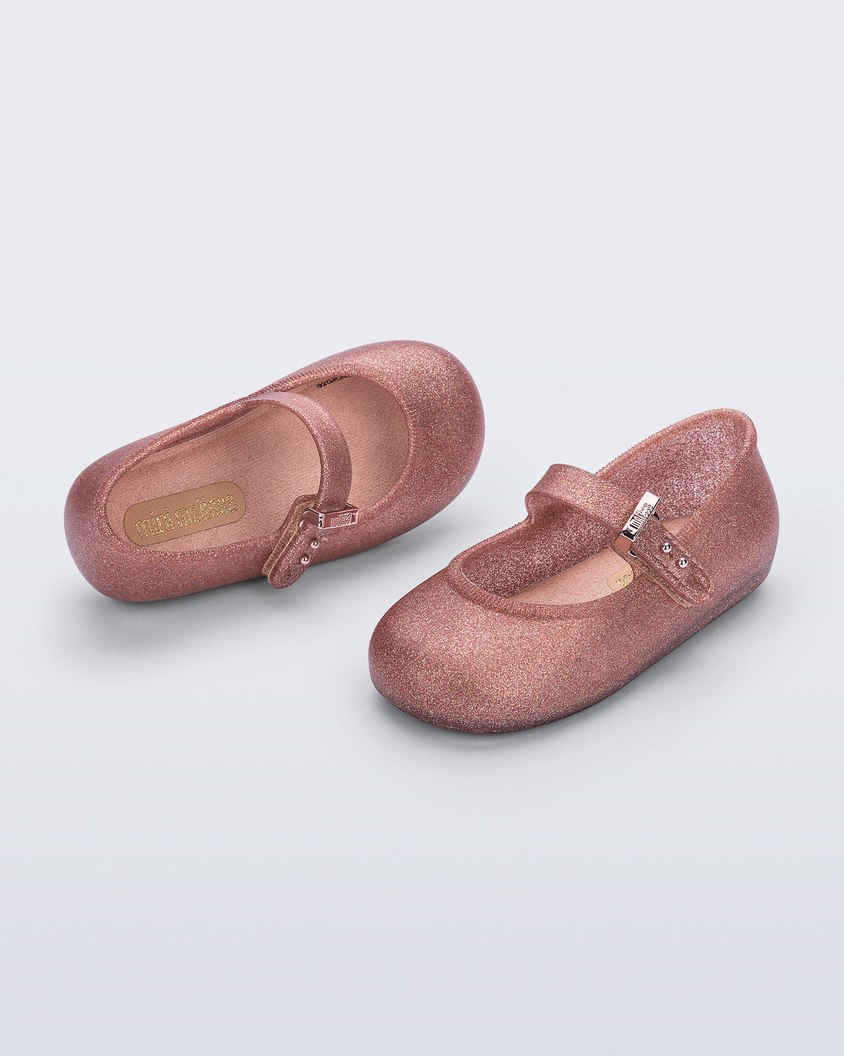 Rose gold Mini Melissa Soft Ballerina çifti üstten açıyla; kalp desenli dalgalı kenar detayı öne çıkıyor.
