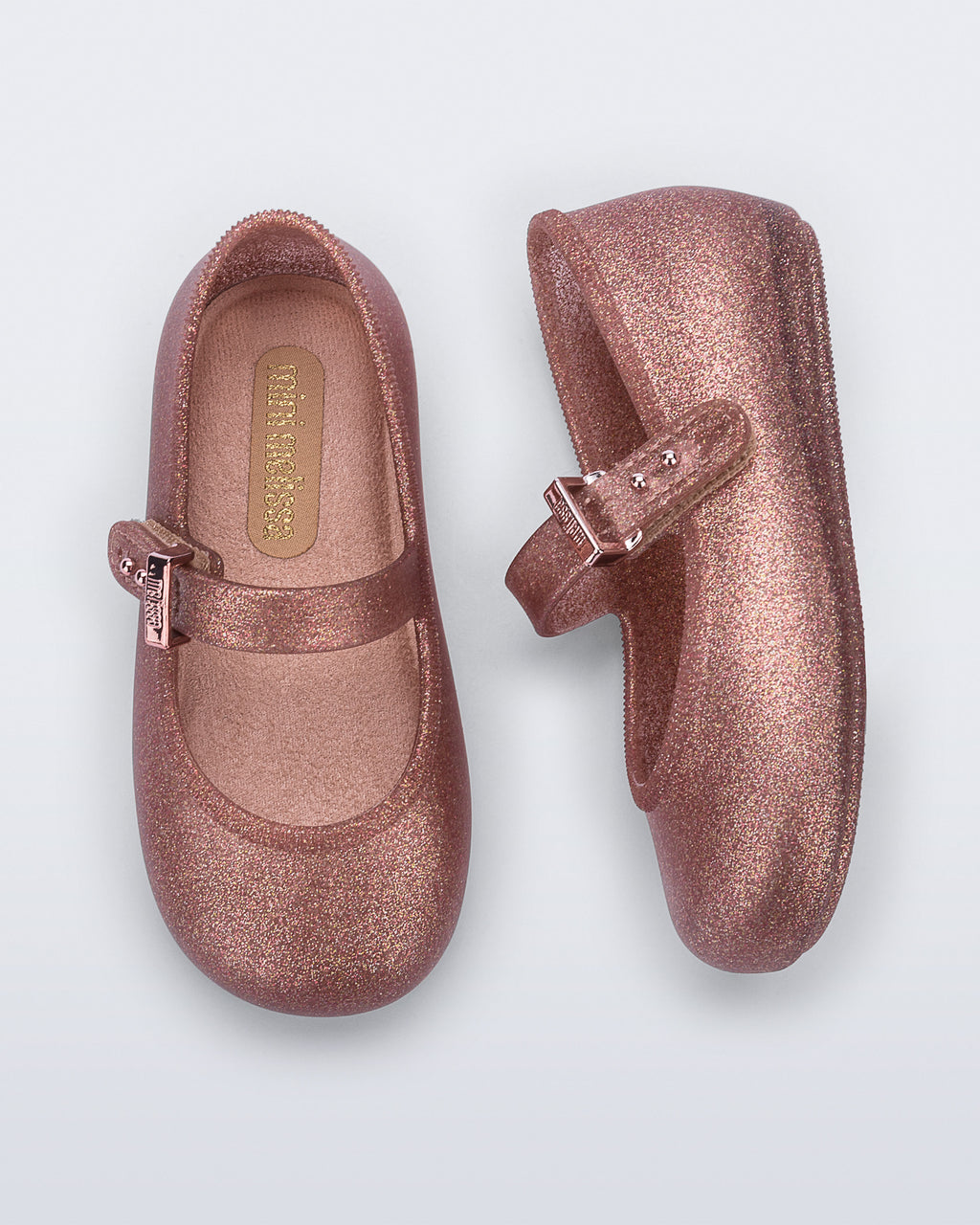 Mini Melissa Soft Ballerina babetin toka ve kayış detayı yakın planda görünüyor.