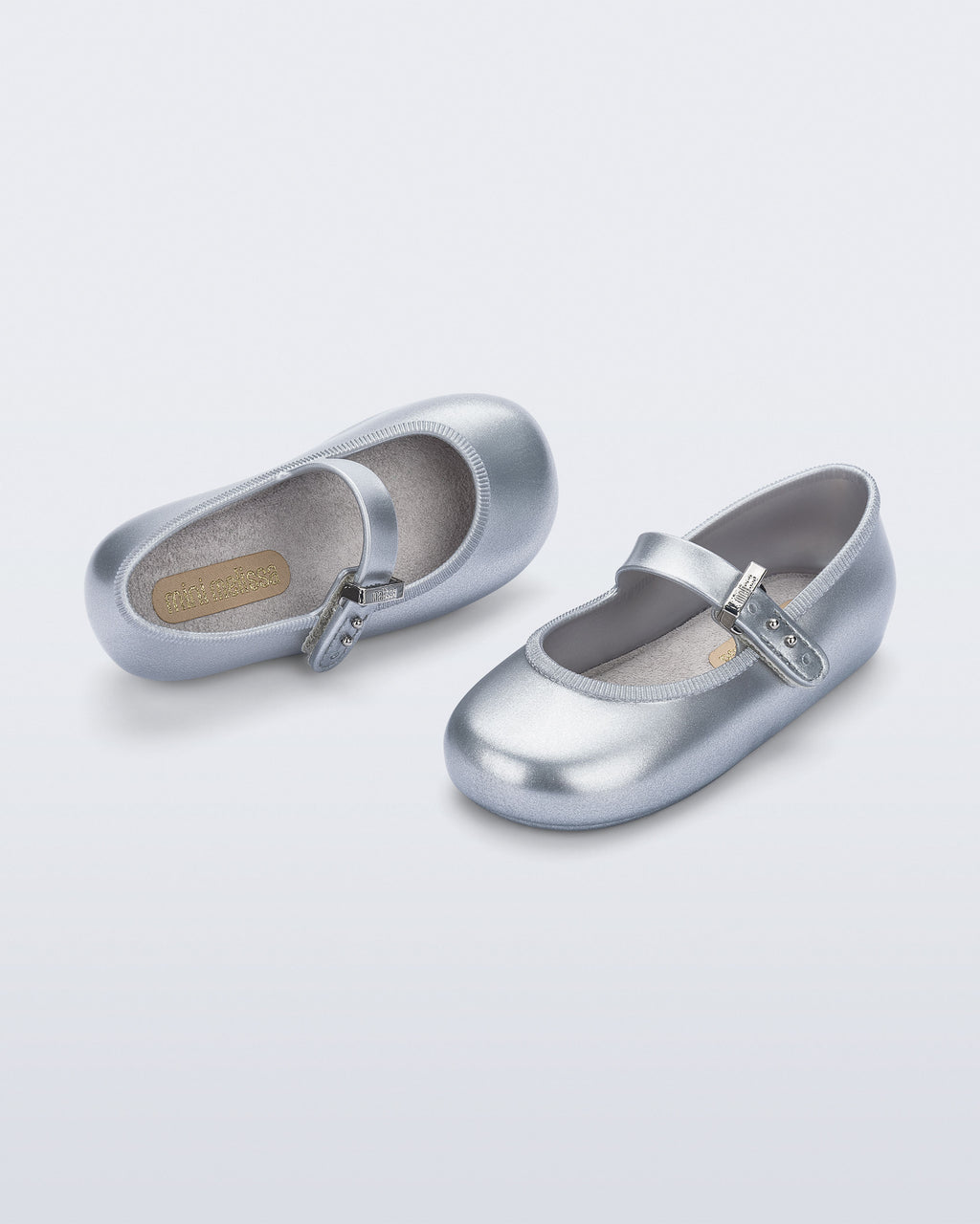 Gümüş Mini Melissa Soft Ballerina çifti üstten açıyla; kalp desenli dalgalı kenar detayı öne çıkıyor.