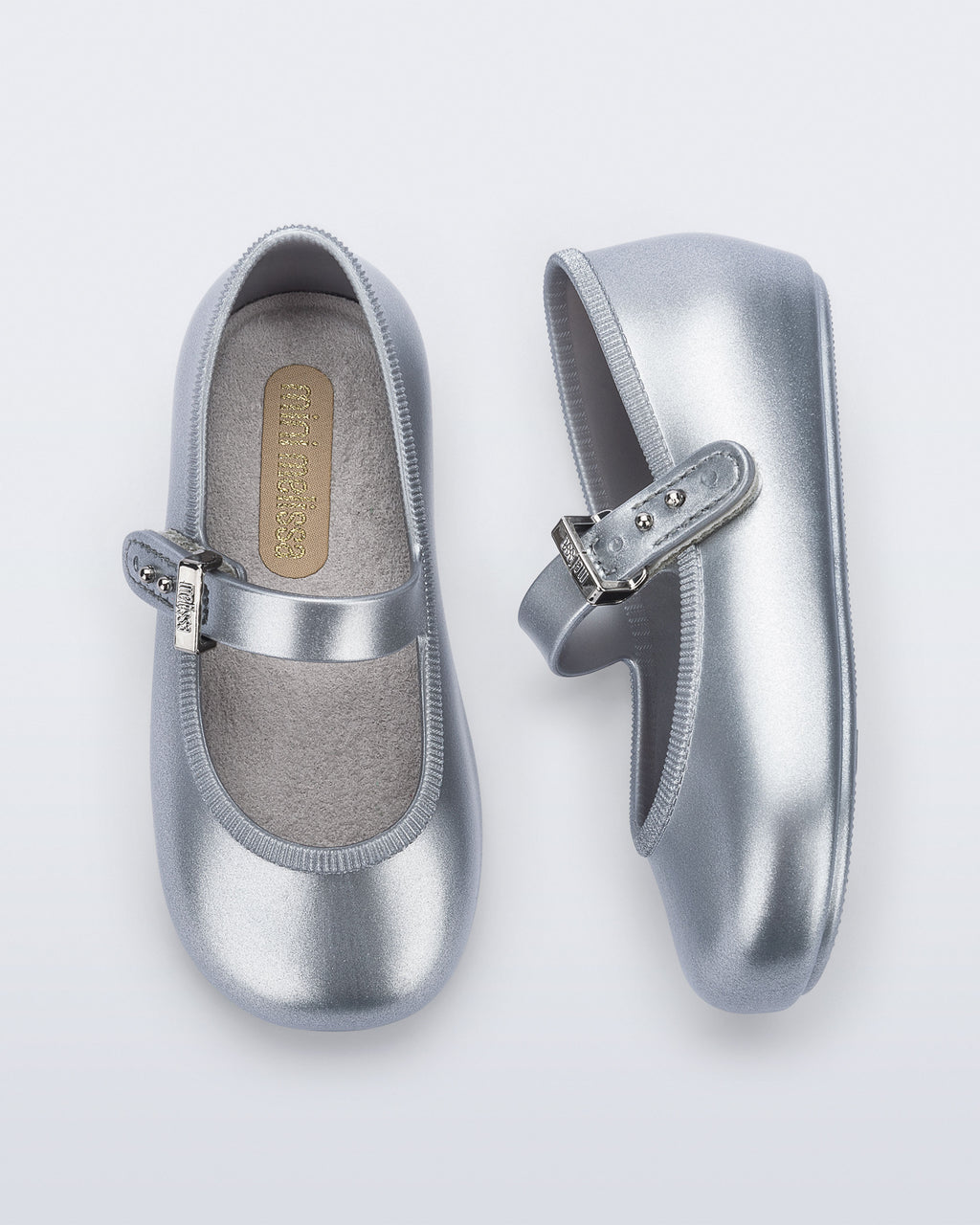 Mini Melissa Soft Ballerina babetin toka ve kayış detayı yakın planda görünüyor.