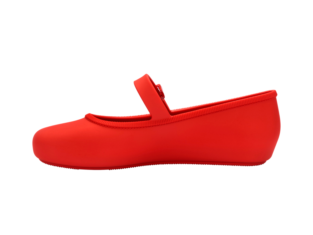Mini Melissa Soft Ballerina INF kırmızı balerin model, kayış detaysız yan görünüm
