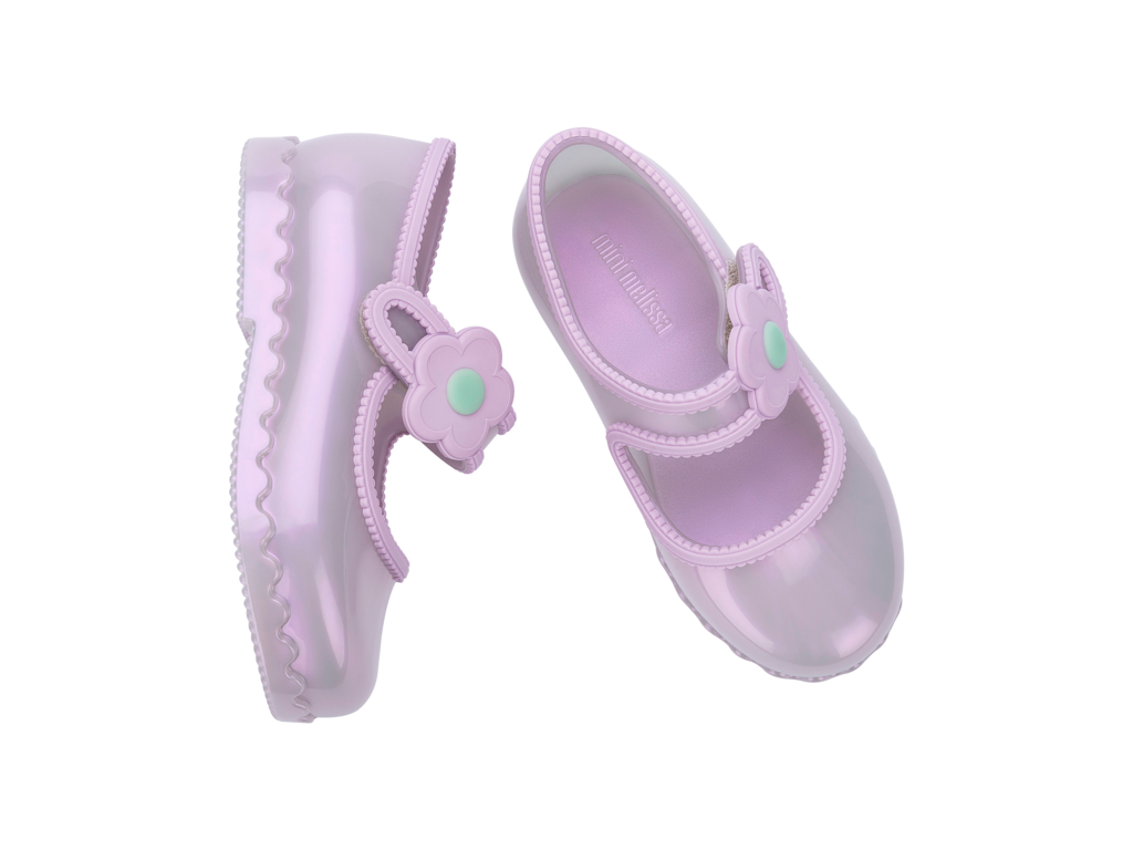 Mini Melissa Hip Ballerina BB inci mavi çocuk ayakkabı – üstten görünüm, çiçek detaylı kayış, parlak yüzey, şık ve rahat babet