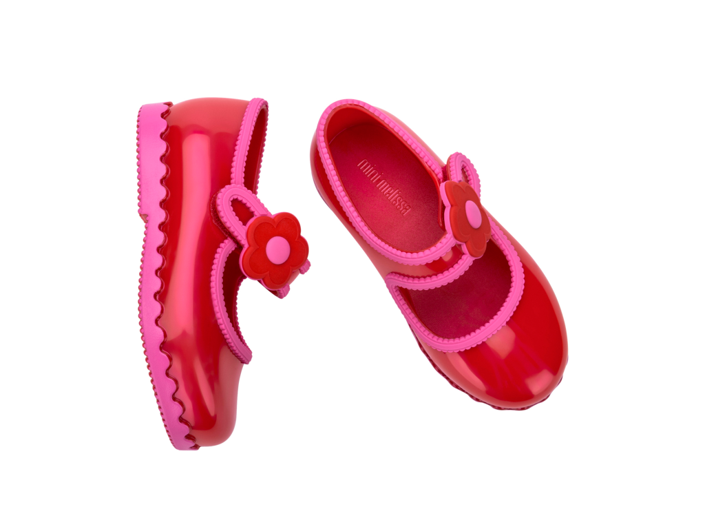Mini Melissa Hip Ballerina BB kırmızı çocuk ayakkabı – üstten görünüm, çiçek detaylı kayış, parlak kırmızı yüzey, günlük kullanım ve özel günler için şık babet